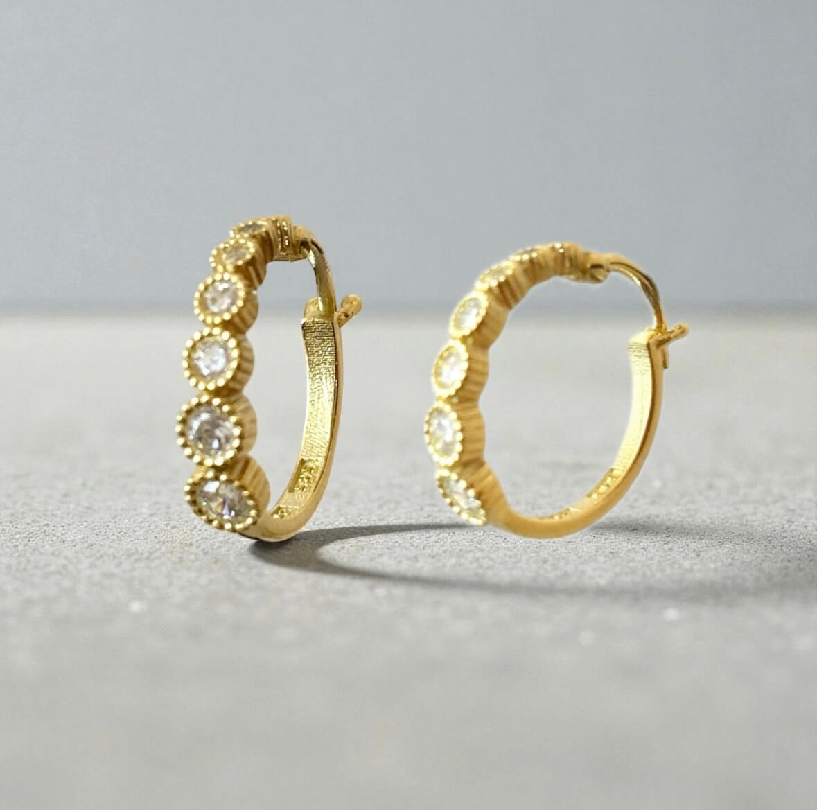 Χρυσά σκουλαρίκια στυλ κρικάκια με πέτρες ζιργκόν , κ14