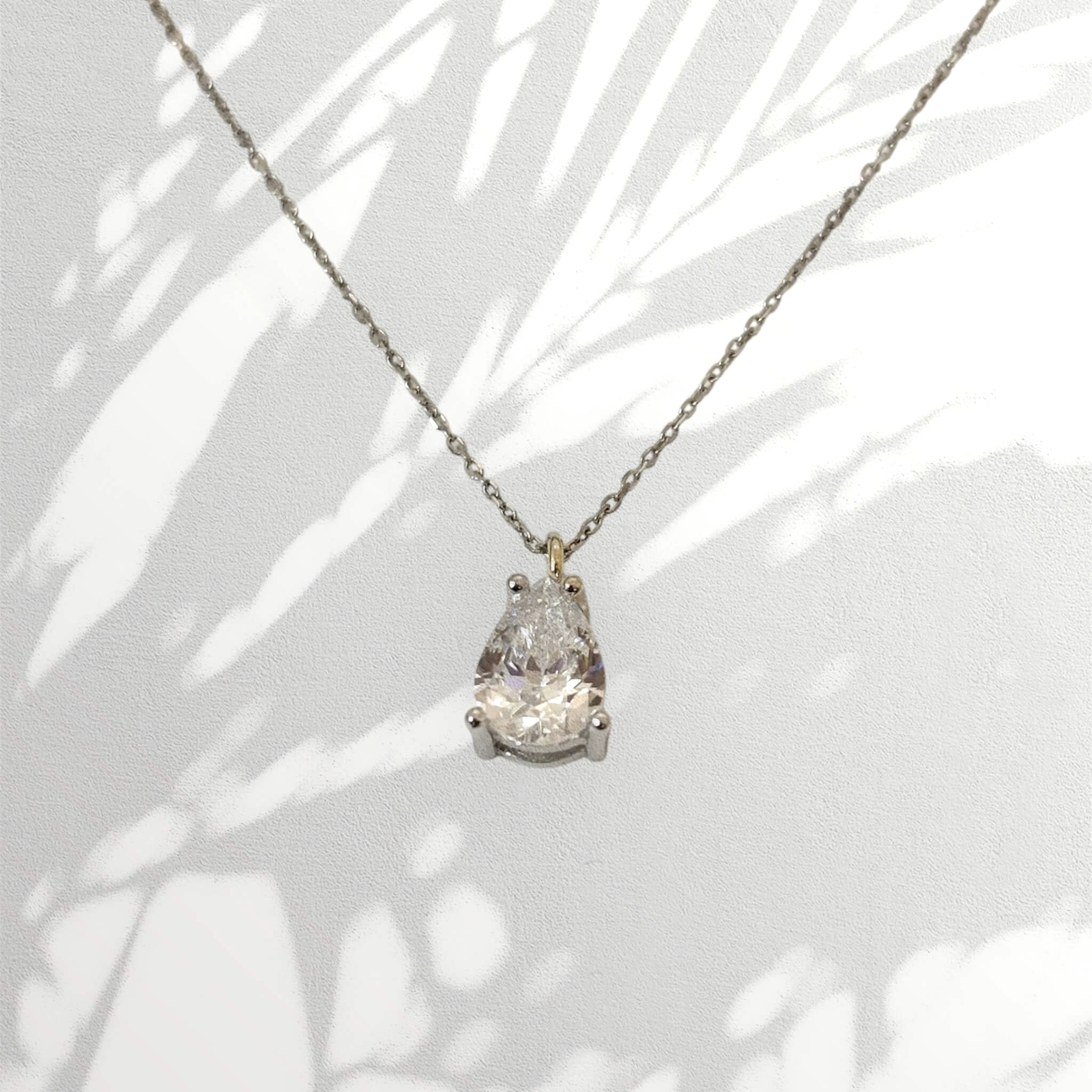 Λευκόχρυσο μενταγιόν μονοπετράκι σε σχήμα δάκρυ με πέτρα ζιργκόν , κ14