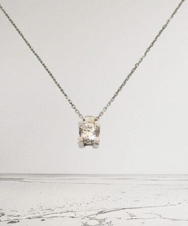 Λευκόχρυσο μενταγιόν μονοπετράκι σε σχήμα τετράγωνο με πέτρα ζιργκόν , κ14