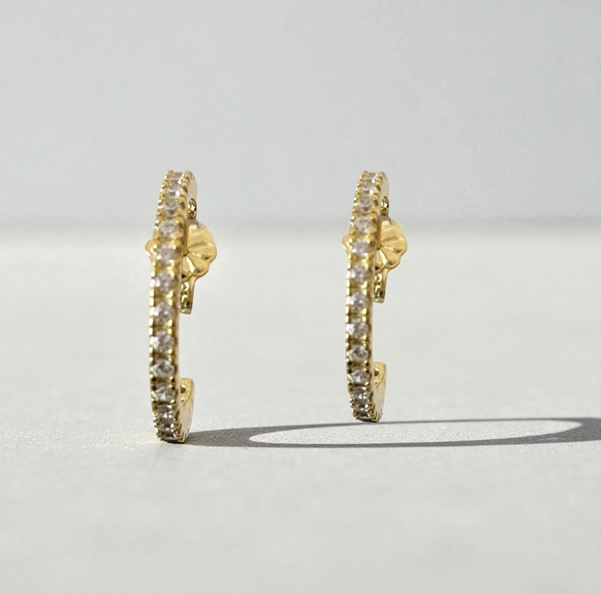 Χρυσά κρικάκια με πέτρες ζιργκόν και κούμπωμα πεταλούδα , κ14