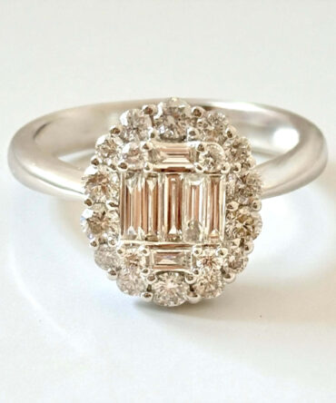 Λευκόχρυσο μονόπετρο δαχτυλίδι με διαμάντια κοπής brilliant και baguette , κ18