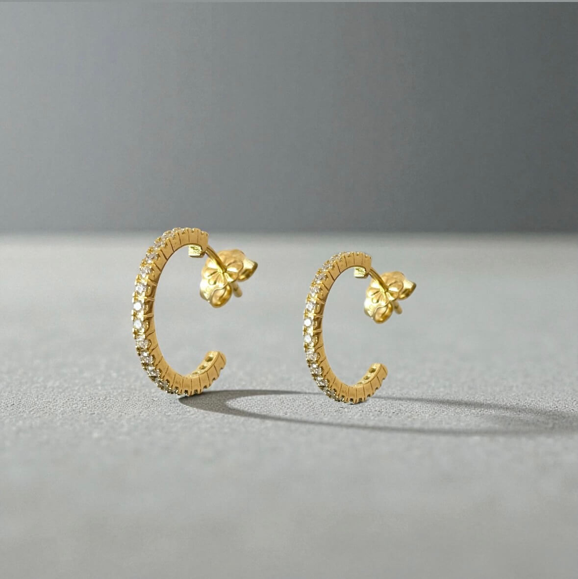 Χρυσά κρικάκια με πέτρες ζιργκόν και κούμπωμα πεταλούδα , κ14 - Image 2