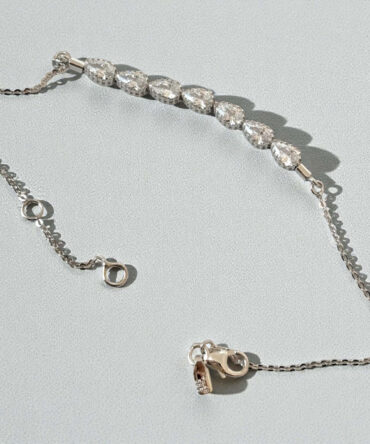 Λευκόχρυσο βραχιόλι στυλ Ριβιέρα με διαδοχικά σχήματα τύπου δάκρυ και πέτρες ζιργκόν , κ14