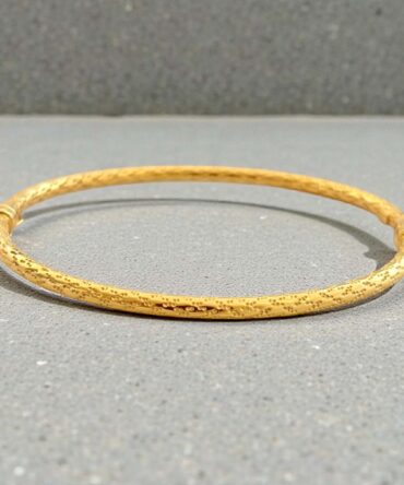 Χρυσή γυναικεία χειροπέδα σκαλιστή- σταθερή- ανοιγόμενη ,κ14