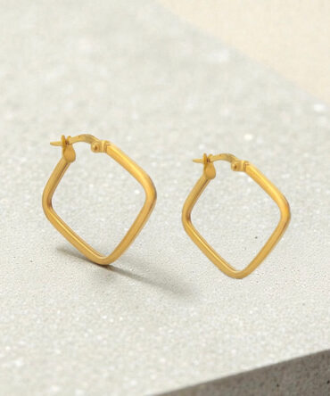 Χρυσά κρικάκια σε τετράγωνο σχήμα και λουστράτη επιφάνεια , κ14