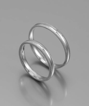 Λευκόχρυσες βέρες γάμου με ματ επιφάνεια στο εξωτερικό , ενώ στο εσωτερικό σχηματίζει λουστράτο λούκι, κ14.