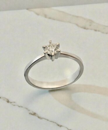 Λευκόχρυσο μονόπετρο δαχτυλίδι με μπριγιάν 0,30ct , κ18