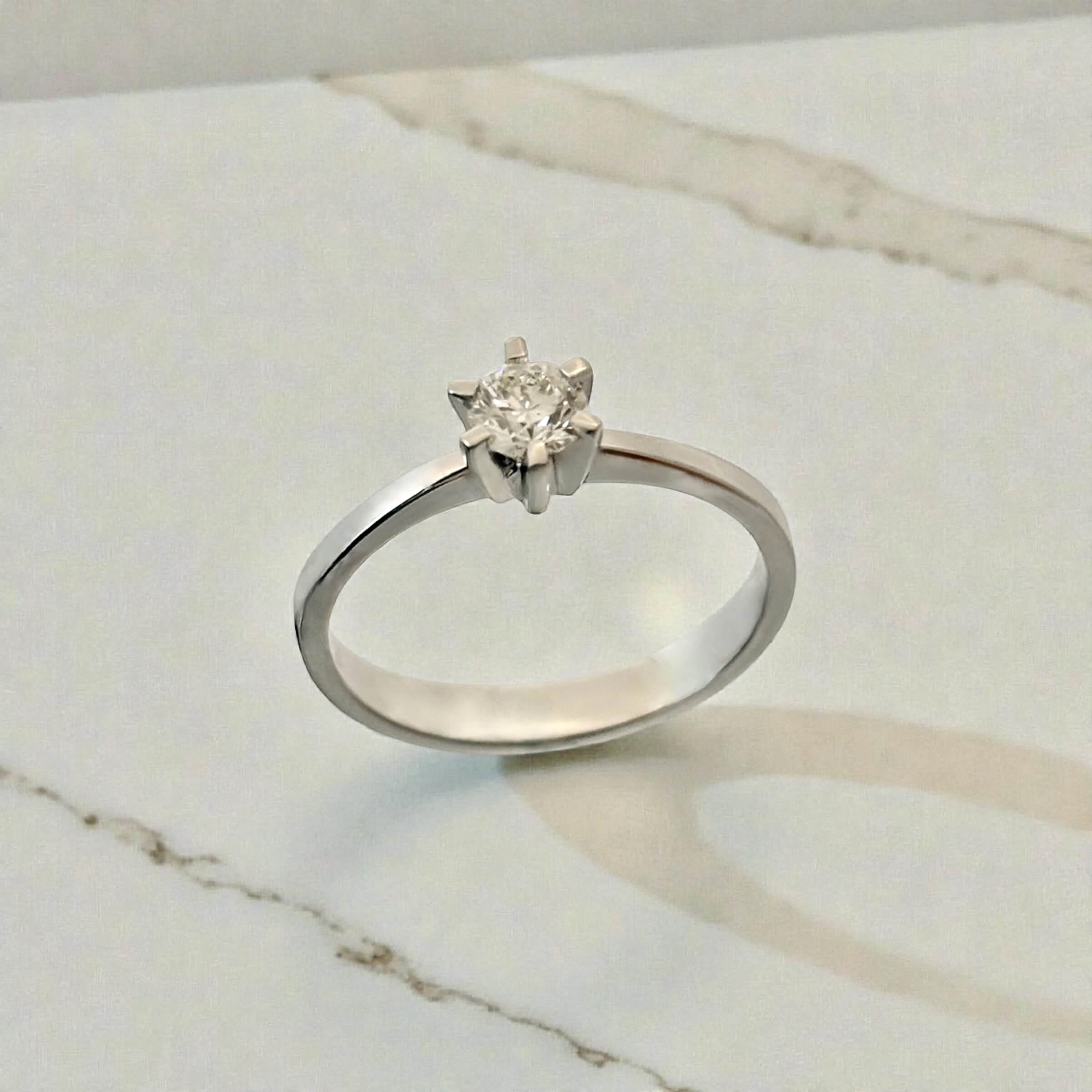 Λευκόχρυσο μονόπετρο δαχτυλίδι με μπριγιάν 0,30ct , κ18