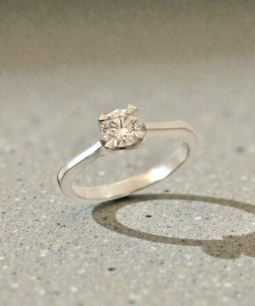 Λευκόχρυσο μονόπετρο δαχτυλίδι με μπριγιάν 0,45ct με τετραγωνισμένες άκρες , κ18