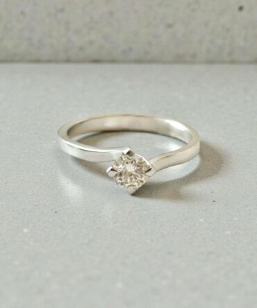 Λευκόχρυσο μονόπετρο δαχτυλίδι με μπριγιάν 0,40ct στυλ φλόγα , κ18