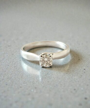 Λευκόχρυσο μονόπετρο δαχτυλίδι με μπριγιάν 0,35ct , κ18