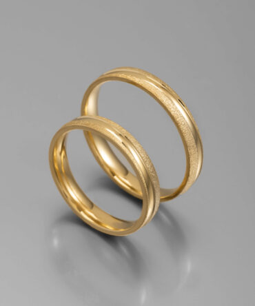 Χρυσές βέρες γάμου με ματ εξωτερική επιφάνεια και λουστράτη εσωτερική επιφάνεια , 14κ