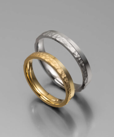 Χρυσές ή λευκόχρυσες βέρες γάμου με ματ σκαλιστό σχέδιο στην άκρη , κ14