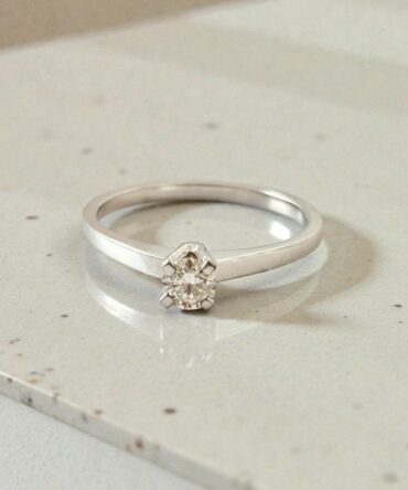 Λευκόχρυσο μονόπετρο δαχτυλίδι με μπριγιάν 0,25ct , κ18