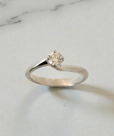 Λευκόχρυσο μονόπετρο δαχτυλίδι με μπριγιάν 0,30ct στυλ φλόγα , κ18