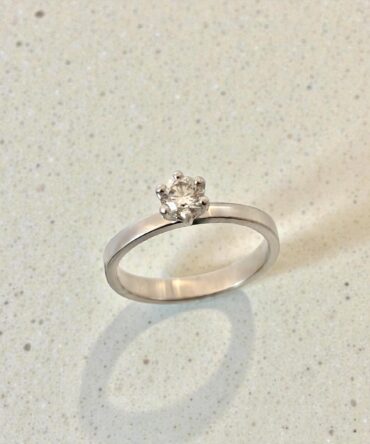 Λευκόχρυσο μονόπετρο δαχτυλίδι με μπριγιάν 0,35ct , κ18