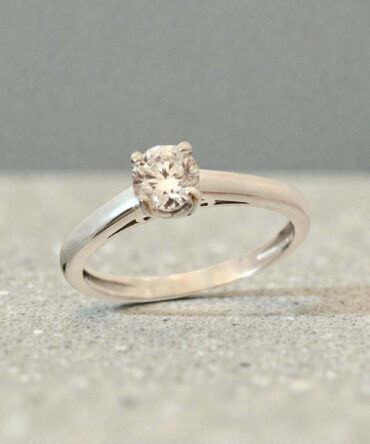 Λευκόχρυσο μονόπετρο δαχτυλίδι με πέτρα ζιργκόν   , κ9