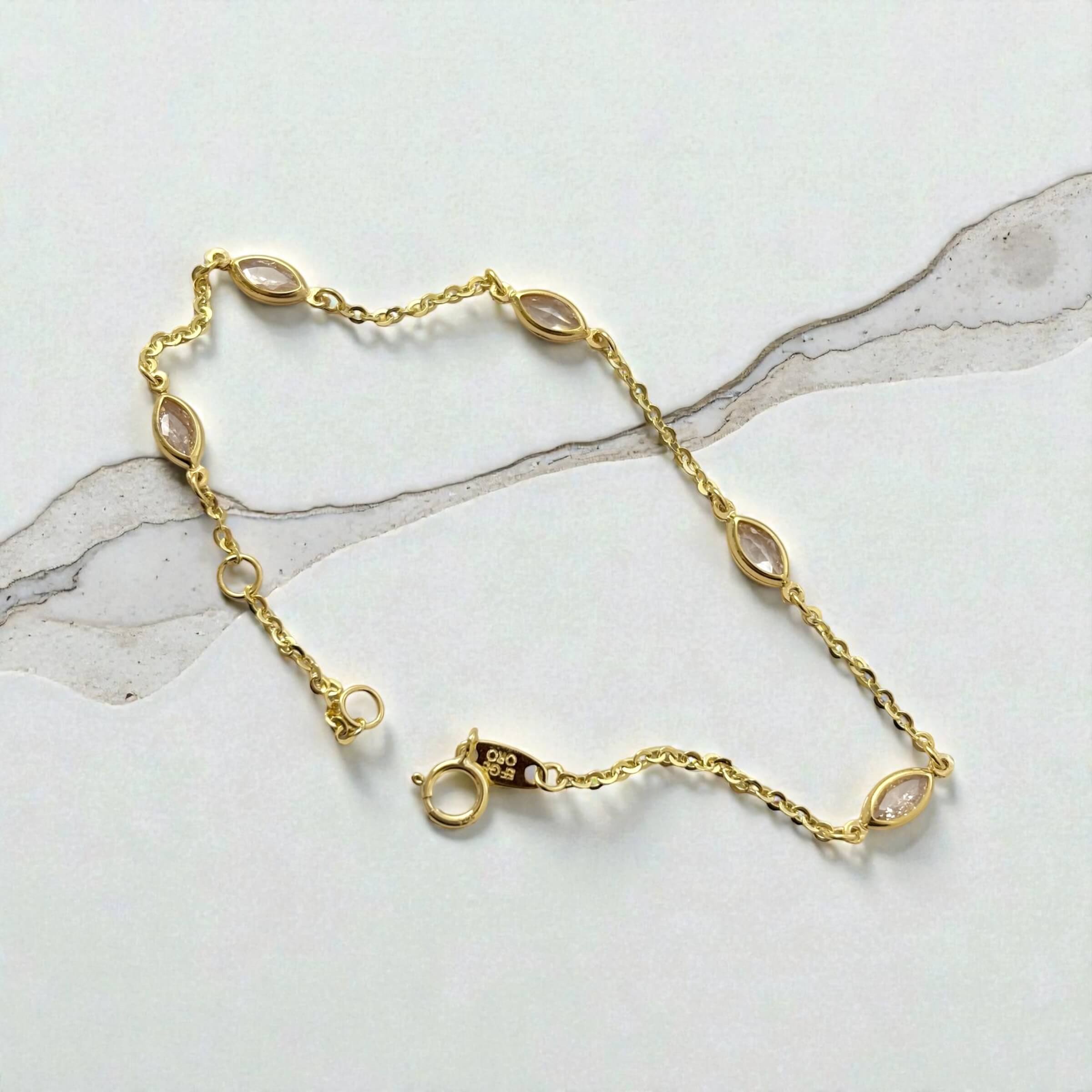 Χρυσό γυναικείο βραχιόλι με λευκές πέτρες ζιργκόν σε σχήμα δάκρυ , κ9