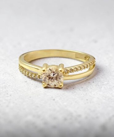 Χρυσό μονόπετρο δαχτυλίδι με κεντρική και πλαϊνές πέτρες ζιργκόν , κ9
