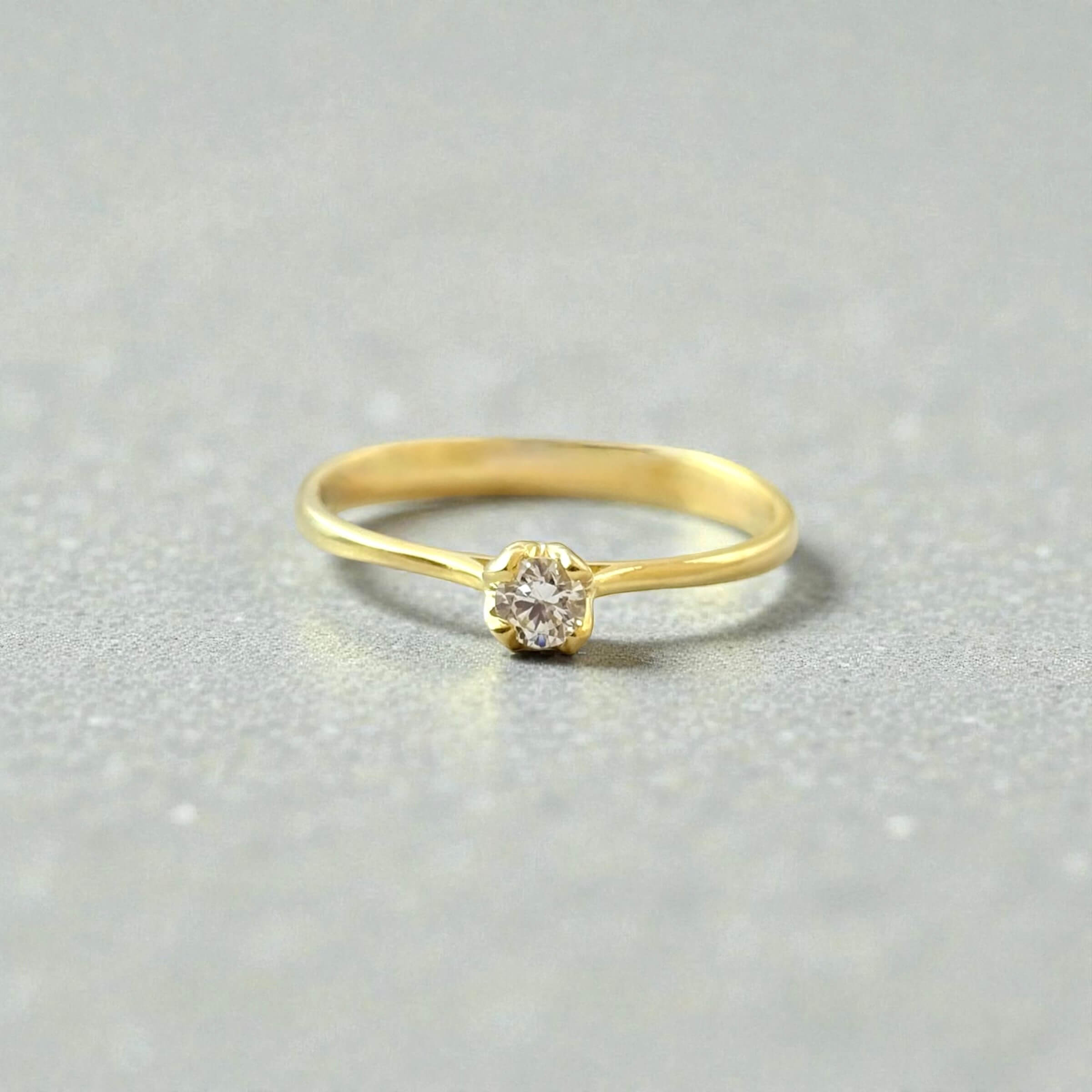 Χρυσό μονόπετρο δαχτυλίδι σε κλασική γραμμή με πέτρα ζιργκόν , κ14