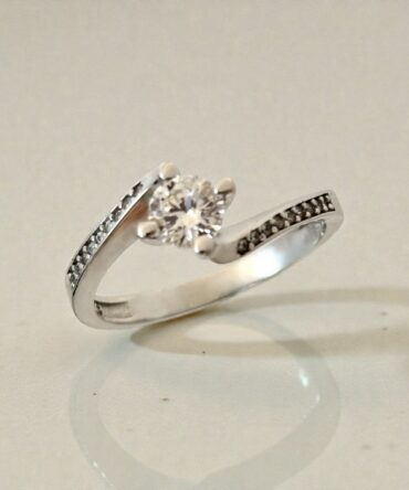 Λευκόχρυσο μονόπετρο δαχτυλίδι με κεντρική και πλαϊνές πέτρες ζιργκόν στυλ φλόγα   , κ9