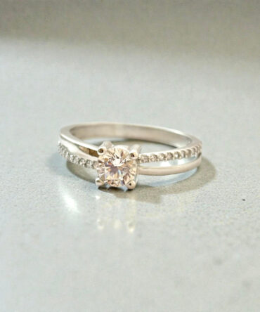 Λευκόχρυσο μονόπετρο δαχτυλίδι με κεντρική και πλαϊνές πέτρες ζιργκόν , κ14