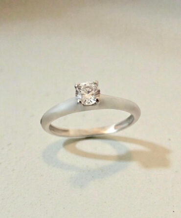 Λευκόχρυσο μονόπετρο δαχτυλίδι σε κλασική γραμμή με πέτρα ζιργκόν , κ14