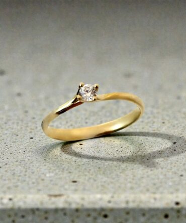 Χρυσό μονόπετρο δαχτυλίδι σε στυλ φλόγα με πέτρα ζιργκόν , κ14