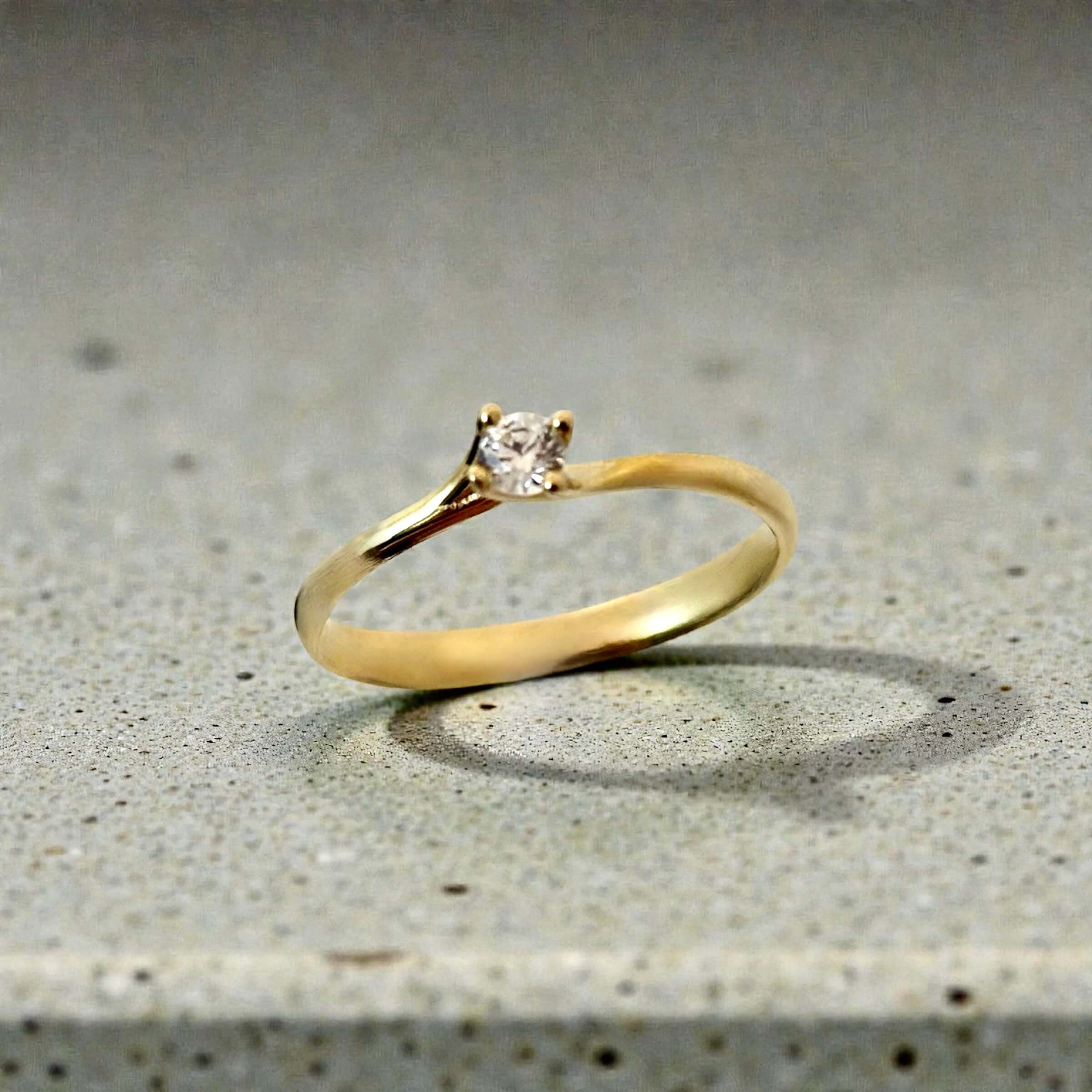 Χρυσό μονόπετρο δαχτυλίδι σε στυλ φλόγα με πέτρα ζιργκόν , κ14