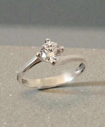 Λευκόχρυσο μονόπετρο δαχτυλίδι με πέτρα ζιργκόν στυλ φλόγα  , κ9