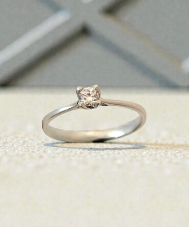 Λευκόχρυσο μονόπετρο δαχτυλίδι σε κλασική γραμμή με πέτρα ζιργκόν , κ14