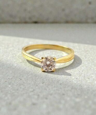 Χρυσό μονόπετρο δαχτυλίδι σε κλασική γραμμή με πέτρα ζιργκόν , κ14