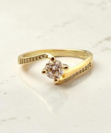 Χρυσό μονόπετρο δαχτυλίδι με κεντρική και πλαϊνές πέτρες ζιργκόν στυλ φλόγα , κ9