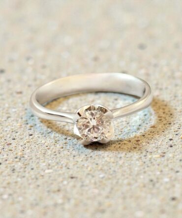 Λευκόχρυσο μονόπετρο δαχτυλίδι με πέτρα ζιργκόν σε σχήμα λουλουδιού , κ9