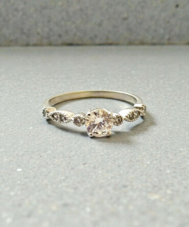 Λευκόχρυσο μονόπετρο δαχτυλίδι με κεντρική και πλαϊνές πέτρες ζιργκόν , κ14