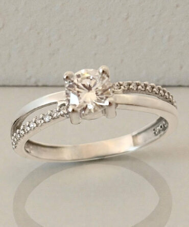 Λευκόχρυσο μονόπετρο δαχτυλίδι με κεντρική και πλαϊνές πέτρες ζιργκόν  , κ9