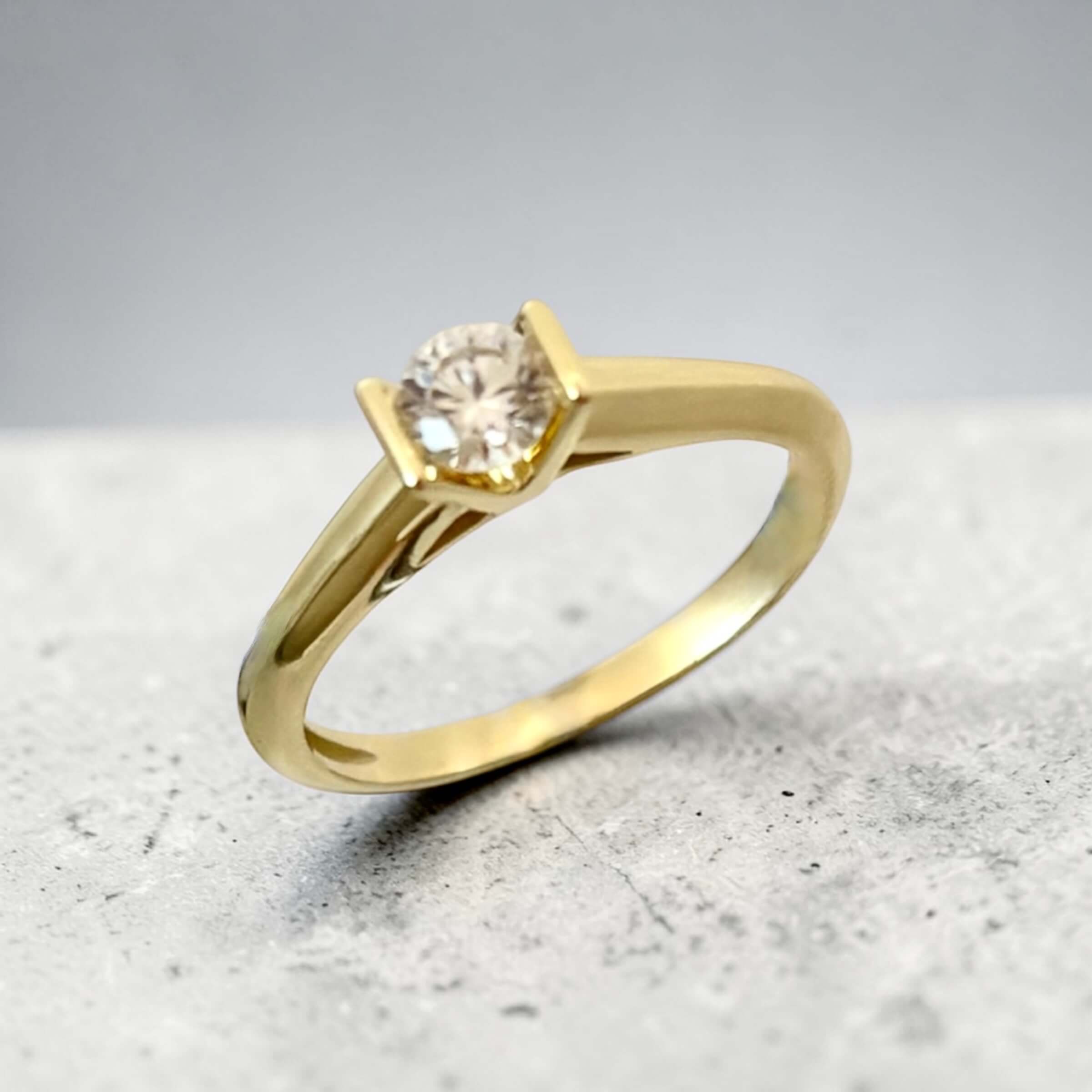 Χρυσό μονόπετρο δαχτυλίδι με πέτρα ζιργκόν , κ9