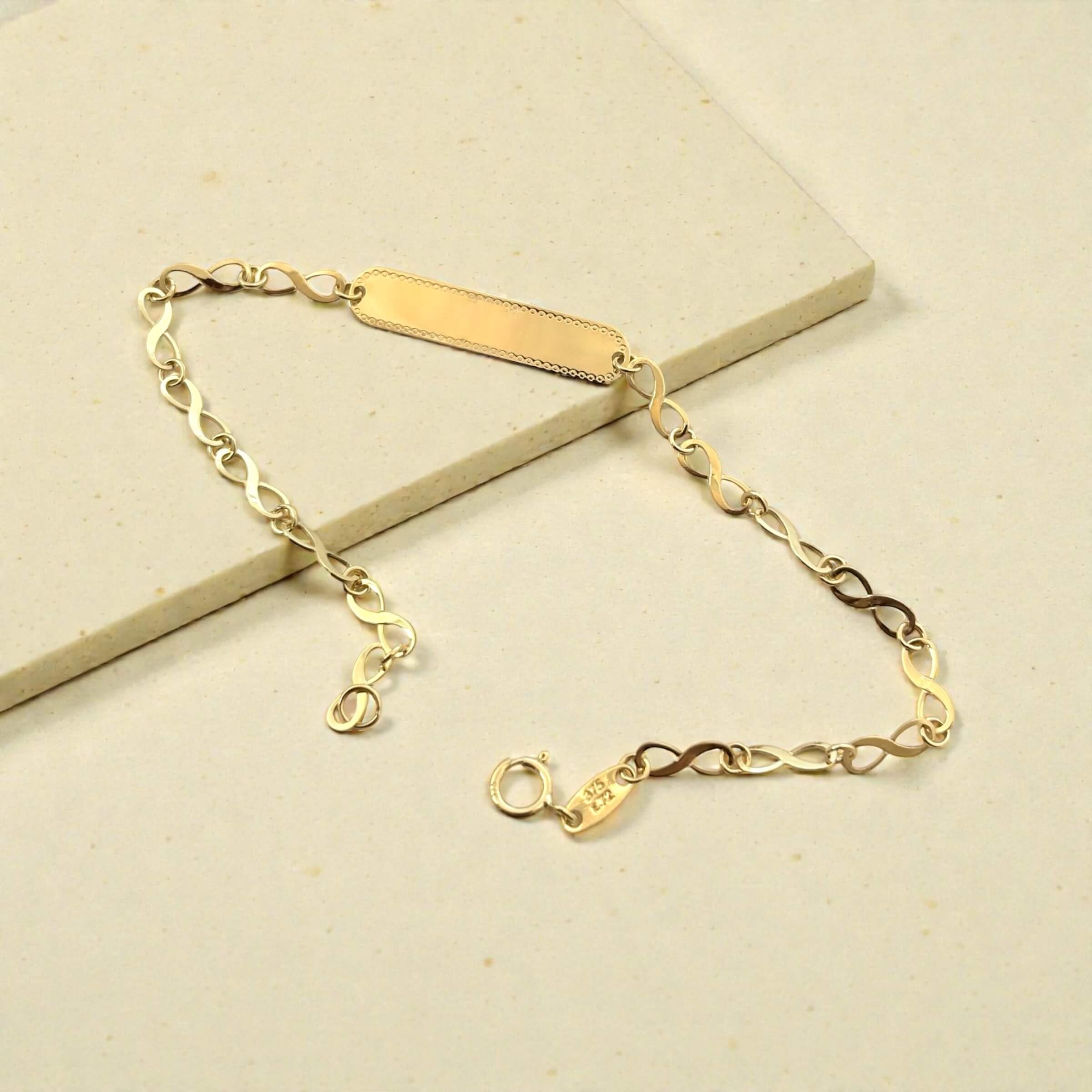 Χρυσή ταυτότητα για νεογέννητο unisex με αλυσιδάκι σχήματος άπειρο και κοκκίδωση στο πλακάκι , κ9