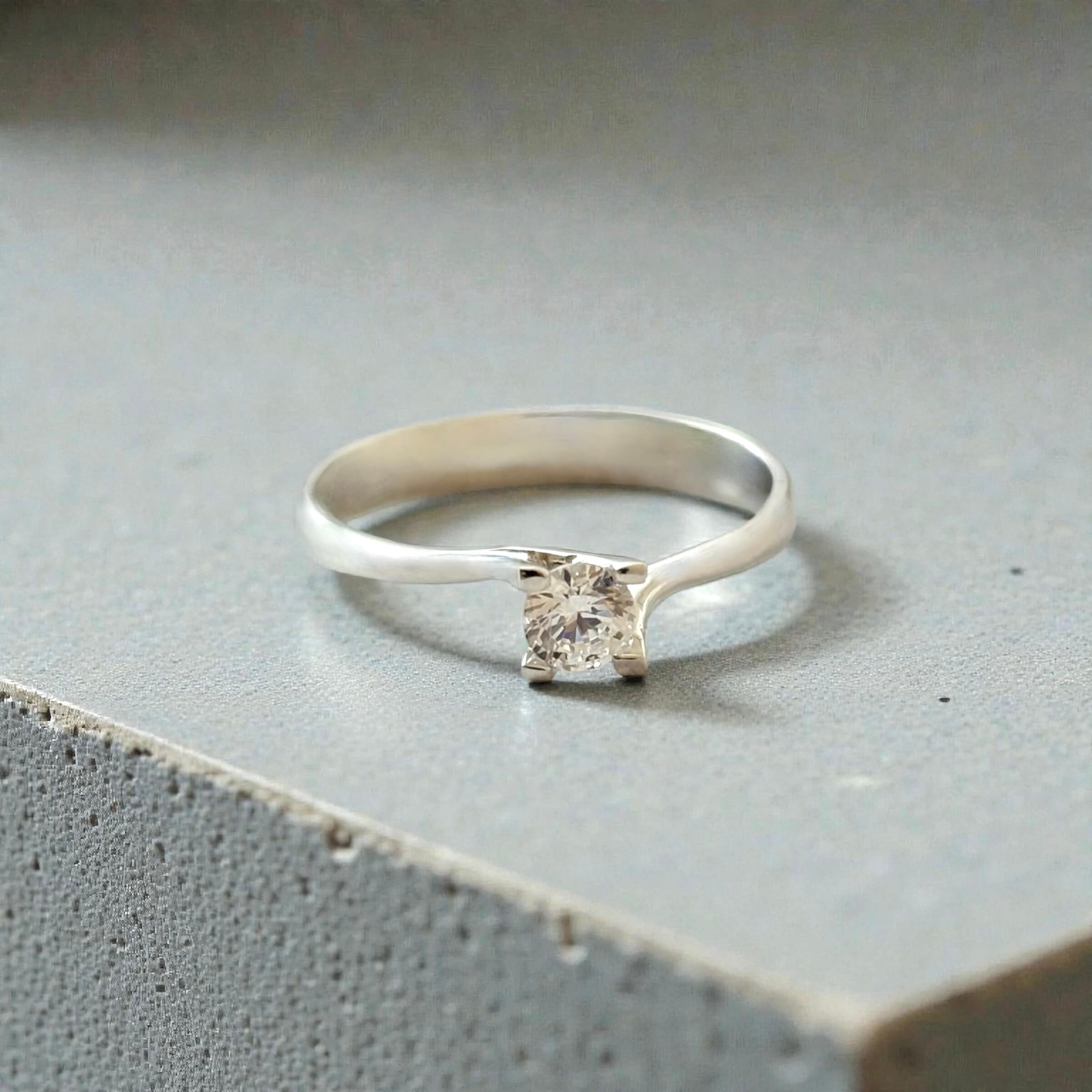 Λευκόχρυσο μονόπετρο δαχτυλίδι στυλ φλόγα με πέτρα ζιργκόν , κ14