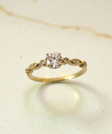 Χρυσό μονόπετρο δαχτυλίδι σε κλασική γραμμή με κεντρική και πλαϊνές πέτρες ζιργκόν , κ14