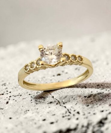 Χρυσό μονόπετρο δαχτυλίδι με κεντρική και πλαϊνές πέτρες ζιργκόν  , κ9