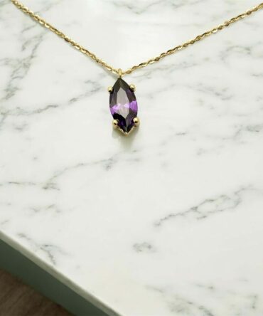 Χρυσό μενταγιόν σε σχήμα οβάλ με μωβ πέτρα ζιργκόν ,κ9