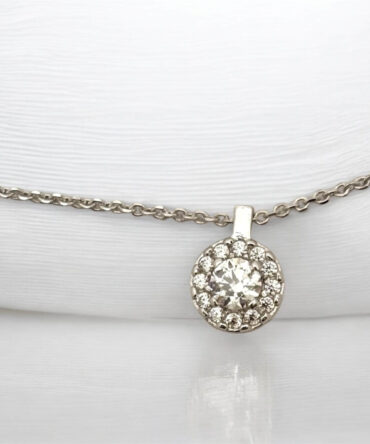 Λευκόχρυσο μενταγιόν σε σχήμα στρογγυλό με πέτρες ζιργκόν ,κ9