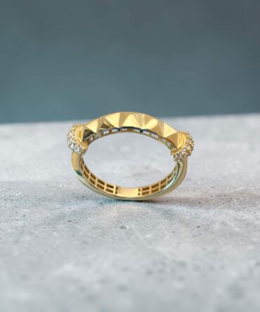 Χρυσό γυναικείο δαχτυλίδι με πέτρες ζιργκόν στα πλαϊνά ,κ9