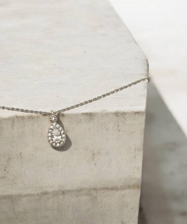 Λευκόχρυσο μενταγιόν σε σχήμα δάκρυ με πέτρες ζιργκόν ,κ9