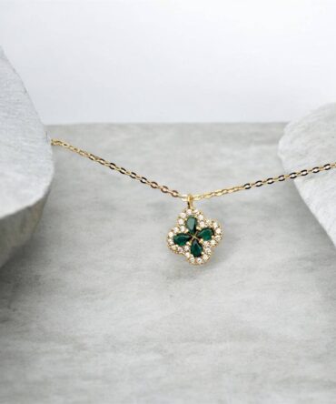 Χρυσό μενταγιόν σε σχήμα van cleef και πράσινες πέτρες ζιργκόν ,κ9