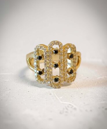 Χρυσό γυναικείο δαχτυλίδι με λευκές και μαύρες πέτρες ζιργκόν , κ14