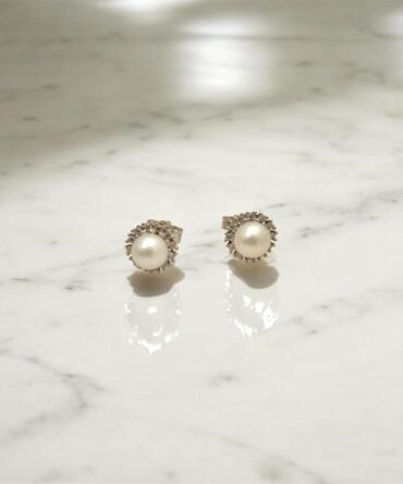 Λευκόχρυσα σκουλαρίκια πάνω στο αυτί με μαργαριτάρια και πέτρες ζιργκόν , κ9