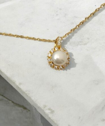 Χρυσό μενταγιόν ροζέτα με μαργαριτάρι και πέτρες ζιργκόν ,κ14