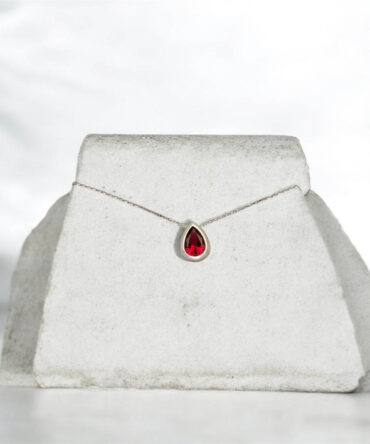 Λευκόχρυσο μενταγιόν σε σχήμα δάκρυ με κόκκινη πέτρα ζιργκόν, κ14
